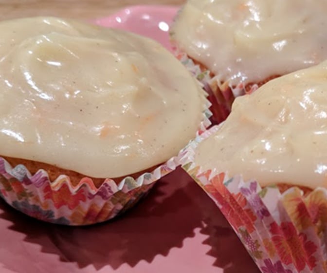 Morotsmuffins med philadelphia topping