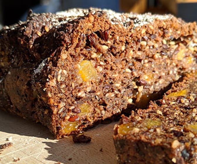 Bönbröd på havre, frukt &amp; nötter