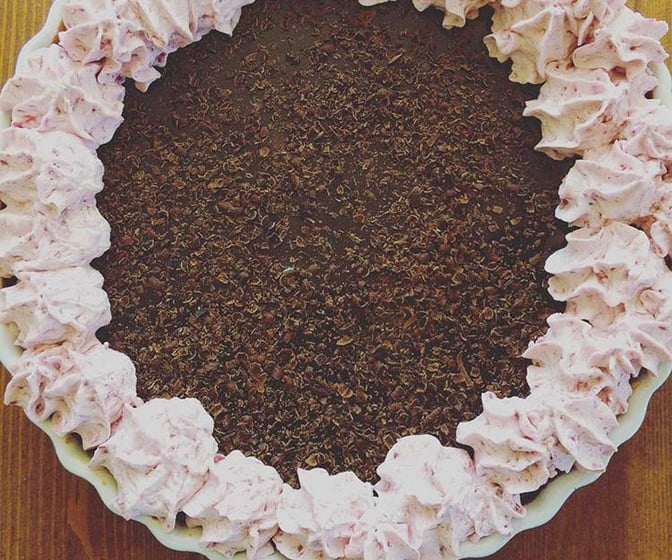 Lyxig kladdkaka med chokladkola och hallongrädde