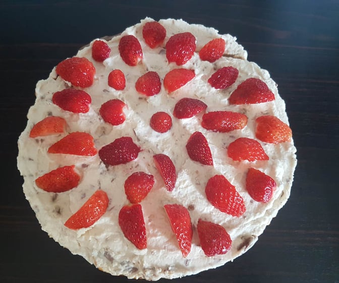 Tårta med daimgrädde och jordgubbar