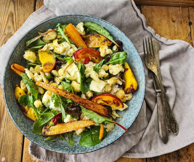 Nektarinsallad med mozzarellaost
