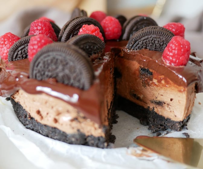 No bake Oreo cheesecake med choklad i tre lager