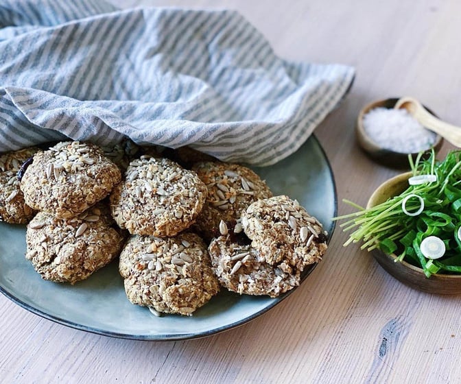 Nybakat glutenfritt bröd med dadlar