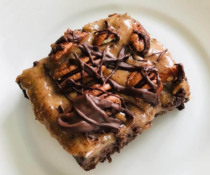 Sötpotatis brownie med kolakräm och pekannötter 🧡