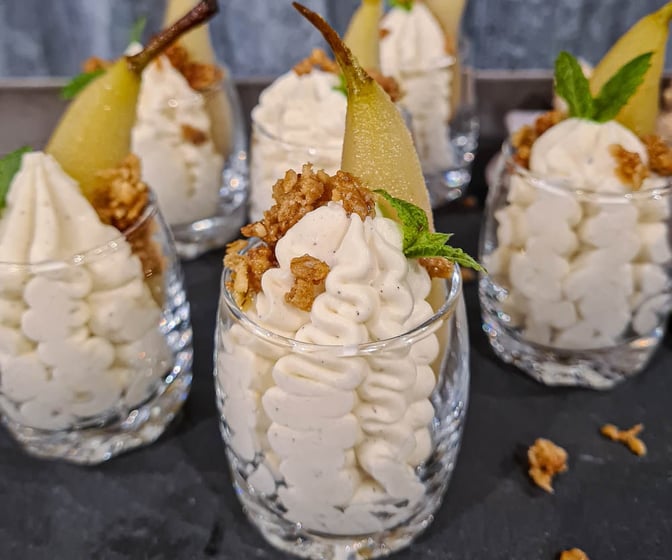 Vispad vaniljpannacotta med ingefärskokta päron &amp; havresmul