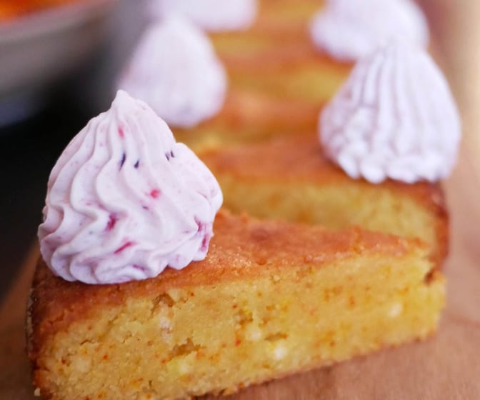 Saffranskladdkaka med lingongrädde